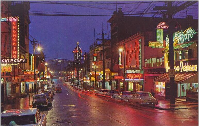 Chinatown at night, Vancouver, B.C. (ca. 1950) Fonte: University of British Columbia. Library.  Rare Books and Special Collections